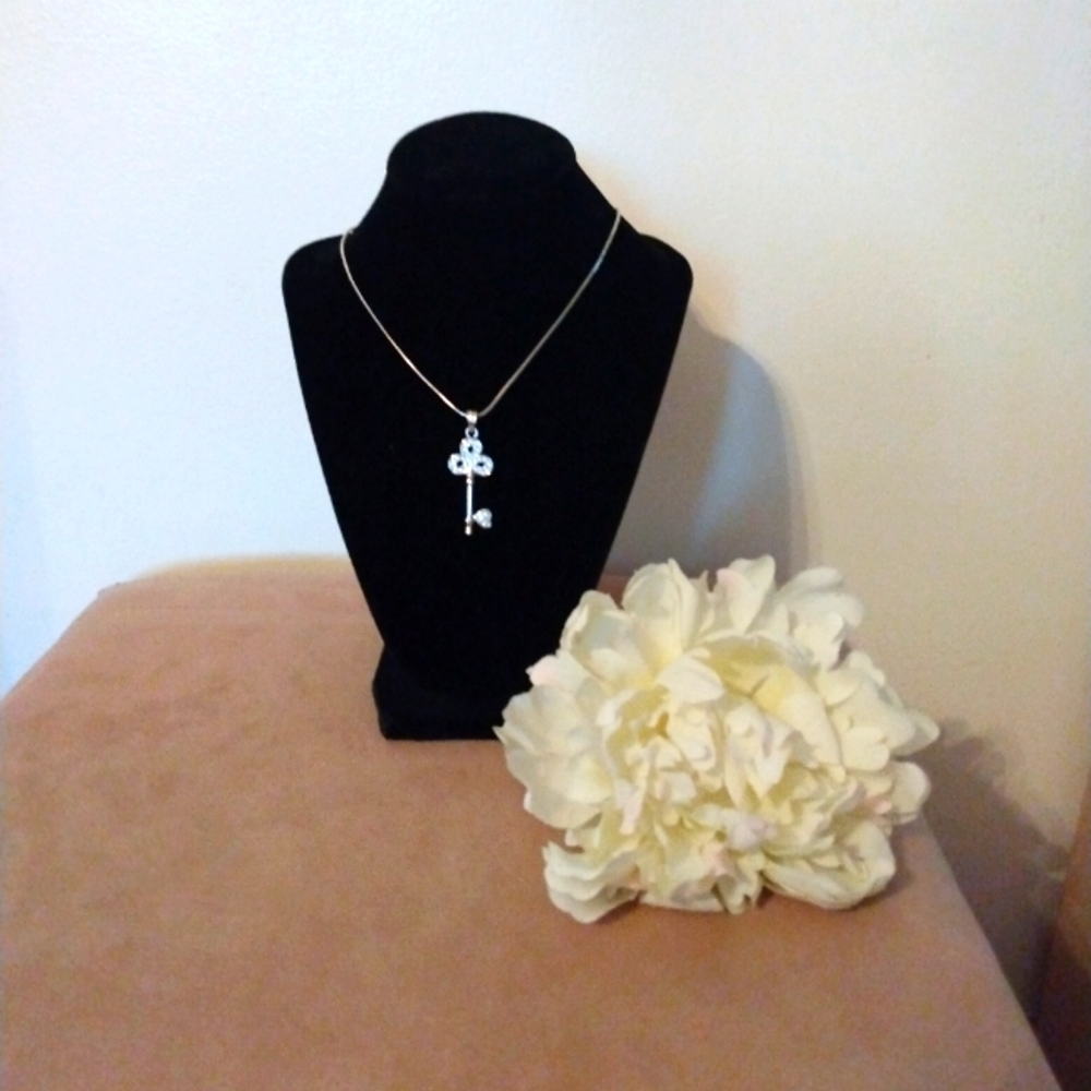 SOLD- Silver CW Key Heart Pendant Necklace - Picture 2 of 13